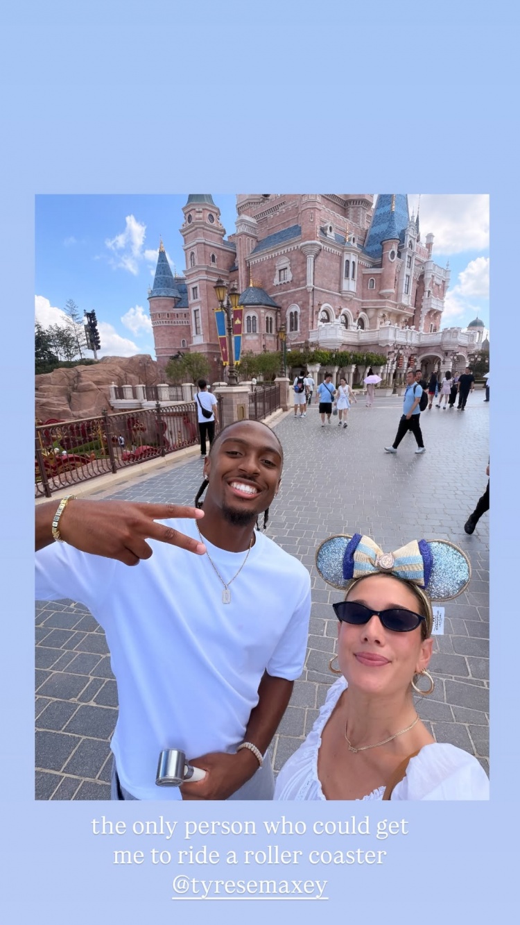 Klutch Sports美女助理晒与马克西合影:唯一让我敢坐过山车的人