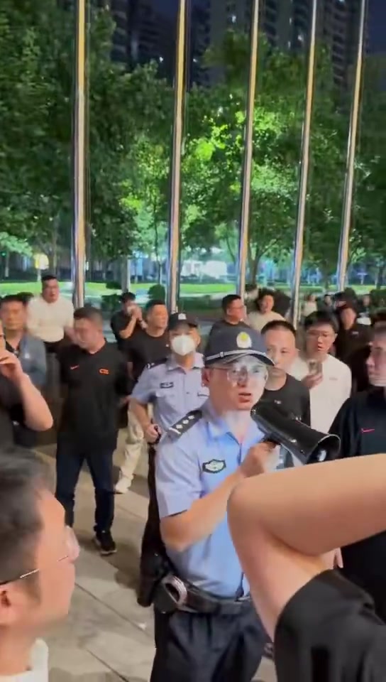 博主：赛后河南极端球迷到蓉城球迷住处冲击和骚扰，蓉城球迷报警
